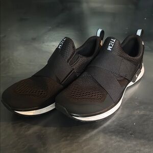 Never worn - Women’s Black TIEM Slipstream Cycling Shoes - size 8.5